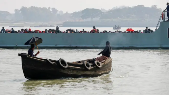 Роҳинжаларни ҳарбий кемаларда олиб ўтиш