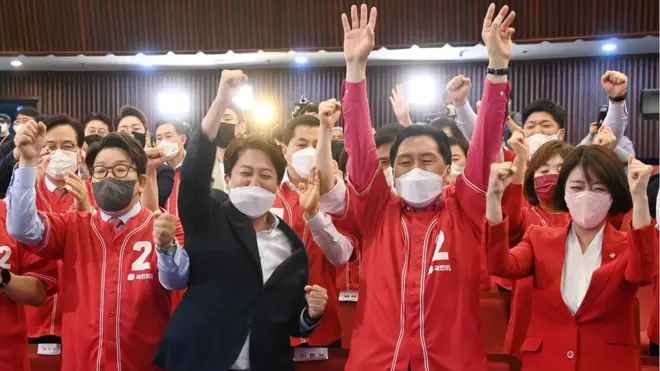 1일 '국민의힘 제8회 지방선거 개표상황실'에서 출구조사 결과를 보며 환호하는 국민의힘 참석자들