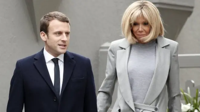 وصف إيمانويل ماكرون التعليقات بشأن زوجته أنها تعليقات "غير مهذبة للغاية"