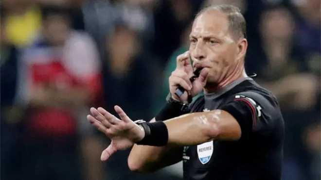 El argentino Néstor Pitana anuló dos goles de Chile con apoyo del VAR.