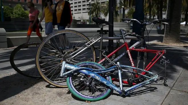 Каркаси велосипедів, з яких украли деталі
