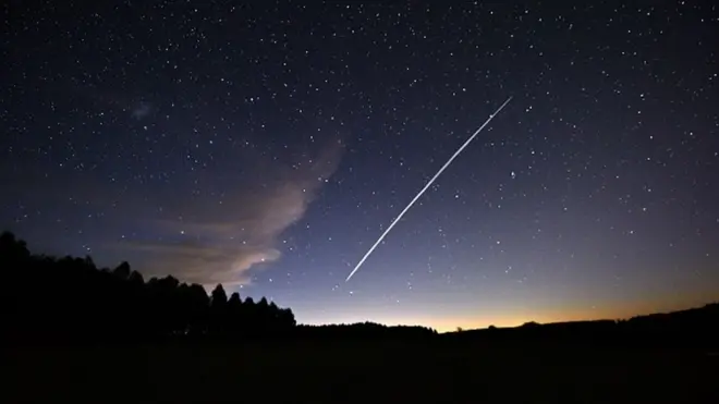 Так выглядит группа спутников Starlink, проходящих над Уругваем