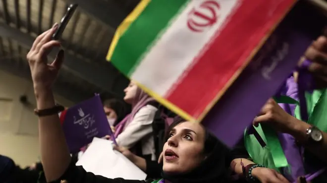 İran bayrağı ve selfie çeken bir kadın