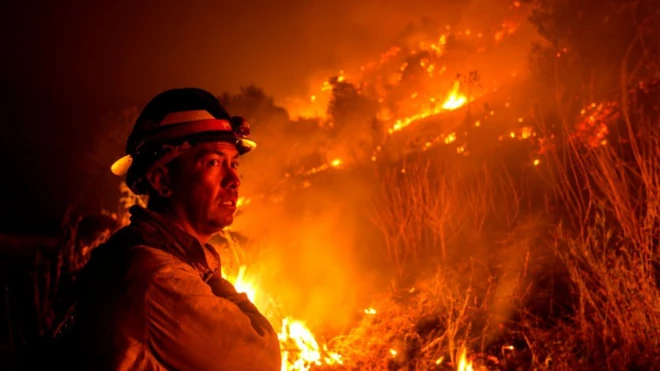 Sumber daya pemadam kebakaran diperluas hingga mencapai kapasitas maksimal akibat skala dan luasnya kebakaran hutan