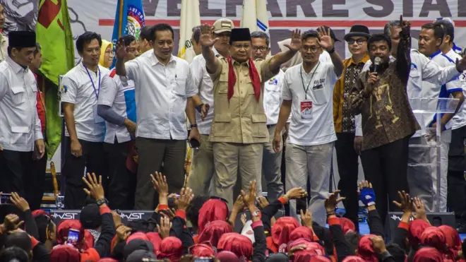 Ketua Umum Partai Gerindra Prabowo Subianto (tengah) menghadiri deklarasi dukungan KSPI kepadanya sebagai calon peserta pemilihan presiden tahun 2019.