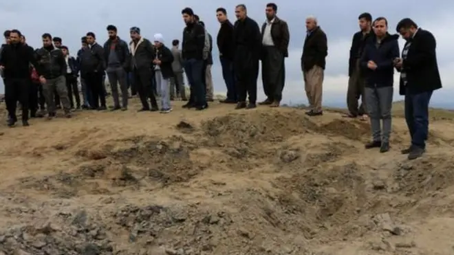 Người dân Iraq ngoại ô Dohuk ra xem hố do hỏa tiễn Iran nổ, ở địa điểm cách căn cứ Mỹ mà Iran nhắm tới 112 km.