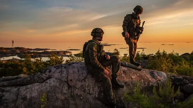 солдаты на посту