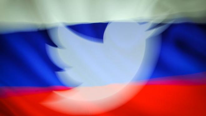 лого "Твиттера" на фоне российского флага