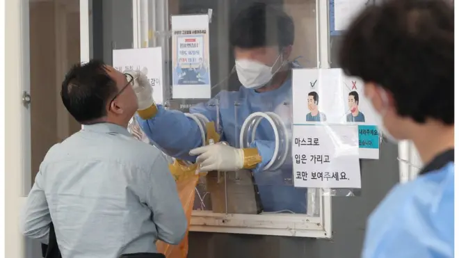 전문가들은 격리의무를 해제할 경우 확진자 수가 두 배 가량 뛸 수 있다고 말한다