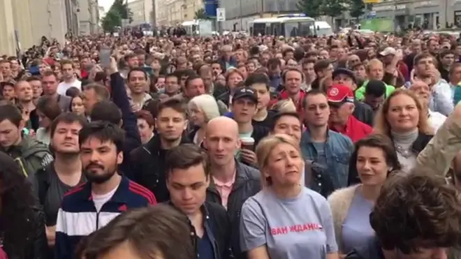 Протестующие у здания мэрии