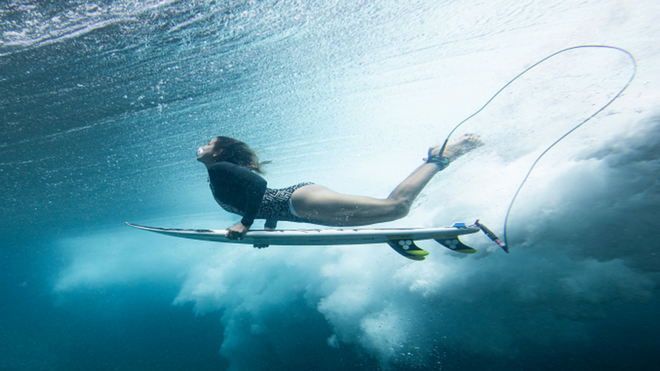 Maya Gabeira fotografada debaixo d'água durante uma sessão de surfe