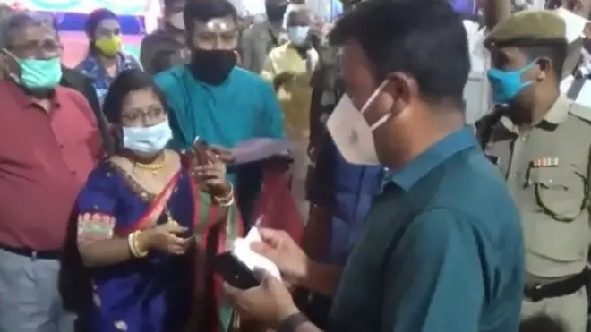 घटना का वायरल वीडियो जिसमें डीएम को कर्फ़्यू के दौरान शादी की अनुमति का कागज़ फाड़ते देखा जा रहा है