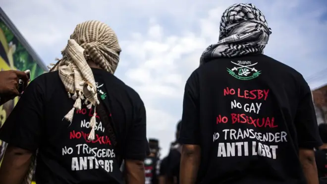 Kelompok anti-LGBT melakukan aksi untuk memblokade kelompok pro-LGBT di sebuah unjuk rasa di Yogyakarta, Februari 2016 lalu.