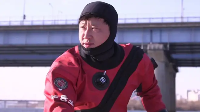 El equipo de rescatistas de suicidas en la capital surcoreana, Seúl, rescató el año pasado a casi 700 personas que intentaron quitarse la vida al saltar de puentes.