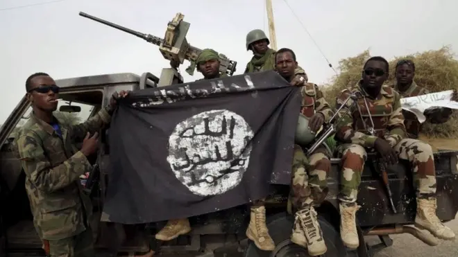 Nigerian forces, dey hold Boko Haram flag wey dem capture