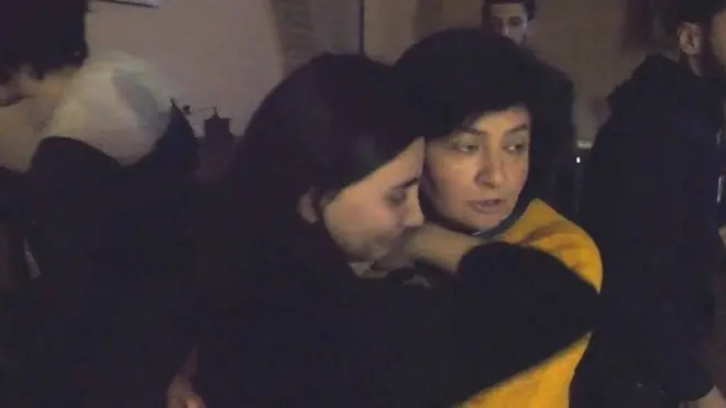 مدنيون وفريق بي بي سي يفرون من القصف