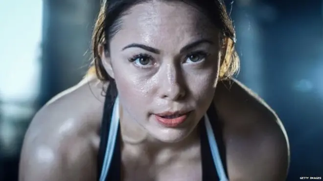 ਕਸਰਤ ਕਰ ਰਹੀ ਪਸੀਨੇ ਨਾਲ ਭਿੱਜੀ ਕੁੜੀ