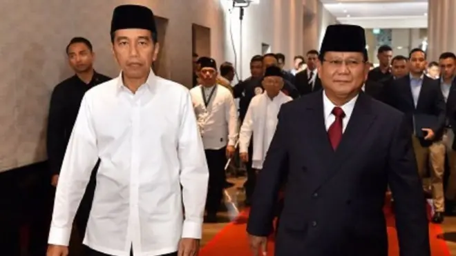 Capres nomor urut 01 Joko Widodo (kiri) berjalan bersama capres no urut 02 Prabowo Subianto sebelum mengikuti Debat Pertama Capres & Cawapres 2019, di Hotel Bidakara, Jakarta, Kamis (17/1/2019).