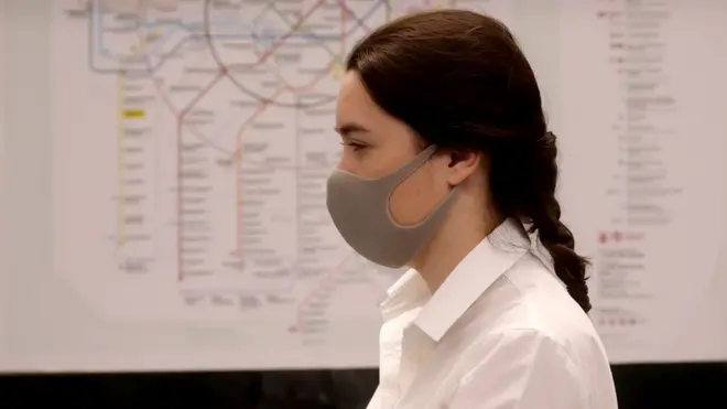 Девушка в маске