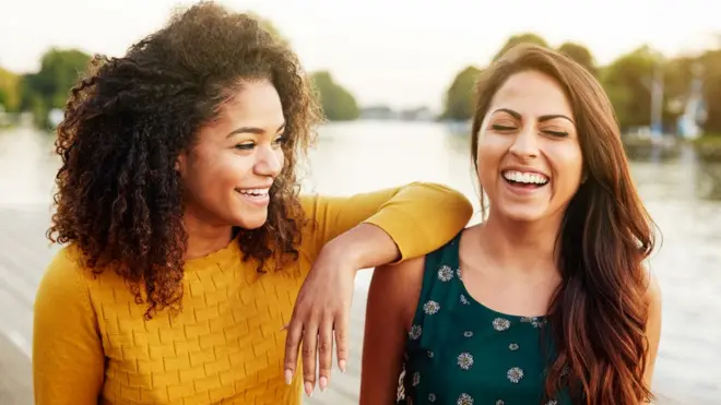 Dos mujeres riendo.