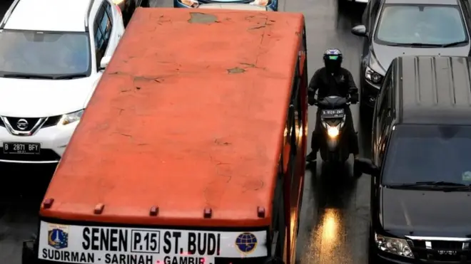 Pengendara motor terhimpit di antara kemacetan ibu kota
