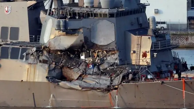 Mạn tàu khu trục được trang bị tên lửa dẫn đường USS Fitzgerald bị hư hỏng nặng sau vụ va chạm