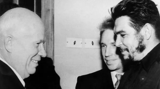 1962 yılında çekilmiş bu fotoğrafta Che Guevara (sağda) zamanın SSCB lideri Nikita Krusçov (solda) ile görülüyor