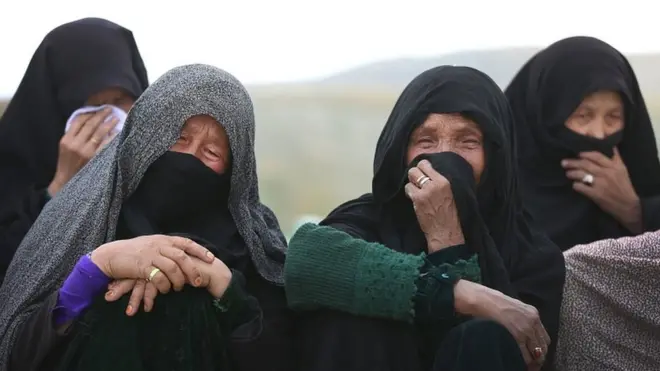 کابل حملے میں ہلاک ہونے والوں کی لواحقین ہسپتال کے باہر اشکبار نظر آ رہی ہیں