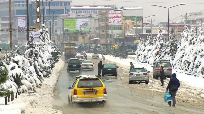 برفهای سنگین روزهای اخیر افغانستان جان دست کم 100 نفر را گرفته و راه های بسیاری از ولایات کشور را بسته کرده