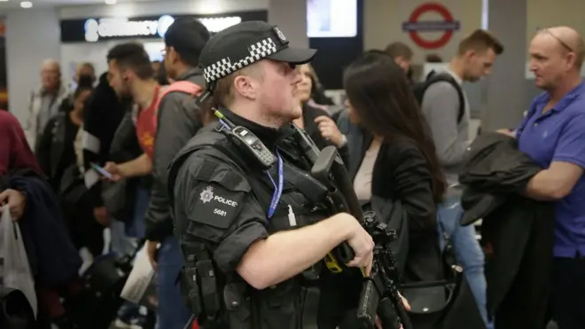 Количество вооруженных полицейских в Лондоне в пятницу выросло