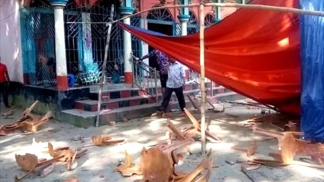स्थानीय संवाददाता के मुताबिक़ कम से कम बीस मंदिरों को निशाना बनाया गया है.