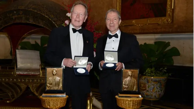 ศาสตราจารย์ ดร. ราล์ฟ เอฟ ดับเบิ้ลยู บาร์เทนชลากเกอร์ จากสหพันธ์สาธารณรัฐเยอรมนี (ขวา) ได้รับรางวัลในสาขาการแพทย์ และ ศาสตราจารย์นายแพทย์ เดวิด เมบี จากสหราชอาณาจักร (ซ้าย) ได้รับรางวัลในสาขาการสาธารณสุข