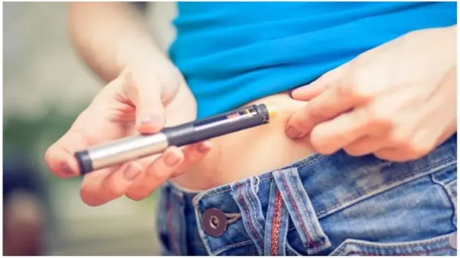 ඉන්සියුලින් ශරීරගත කරන දියවැඩියා රෝගියෙක්