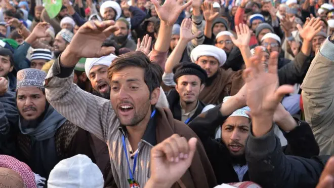 تجزیہ نگار ڈاکٹر عائشہ صدیقہ کہتی ہیں کہ ایک نئی پارٹی، خاص طور پر ایک مذہبی پارٹی کا اس قدر تیزی سے مقبولیت حاصل کرنا فوج کی مدد کے بغیر ممکن نہیں ہے