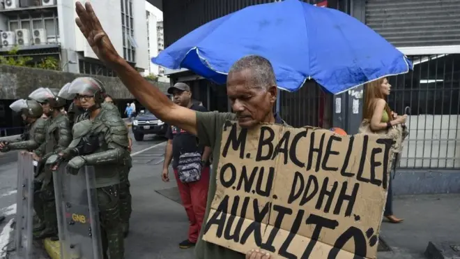 A la comisionada le han reprochado en el pasado, sobre todo desde círculos opositores de Venezuela, no denunciar con claridad la situación del país en materia de derechos humanos.