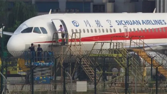 Técnicos inspecionam avião que teve para-brisas quebrado durante voo