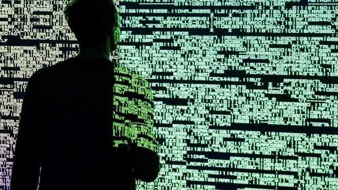 Seorang pria melihat deretan huruf dan angka.