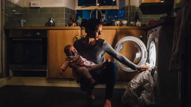 무급 가사노동은 어머니나 다른 주 양육자에게 더 많은 스트레스를 가져온다