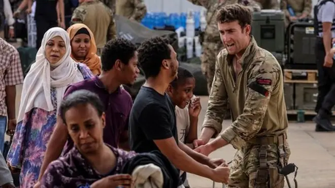 مواطنون بريطانيون يستقلون طائرة أثناء إجلائهم