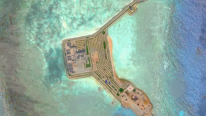 Китай побудував острови на рифах і на деяких має військові об'єкти