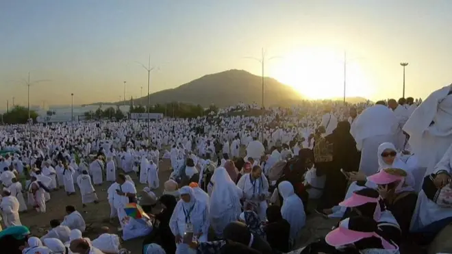 د نړۍ له لروبره شاوخوا دوه ميليون حاجيان پر عرفات غونډۍ ټول شوي، موږ يې حال درکوو.