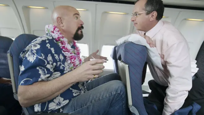 Si un pasajero tiene las piernas muy largas, entonces es mejor no reclinar el asiento.