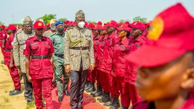 An oṣiṣẹ Amọtẹkun n yan bi ologun kọja niwaju gomina Makinde