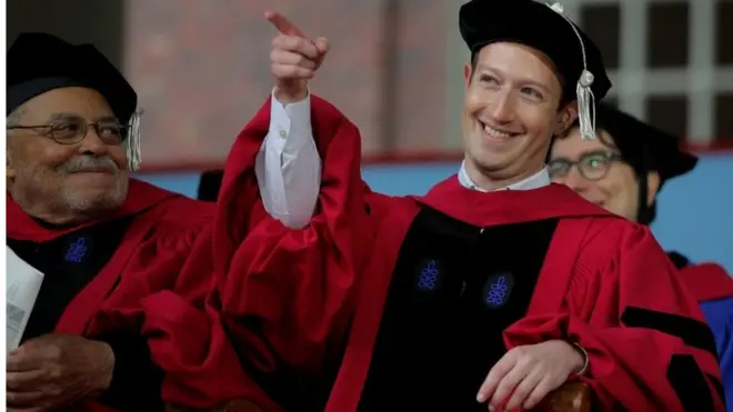 Zuckerberg, akiwa amekaa karibu na muigizaji James Earl Jones, alipokea shahada ya staha ya sheria