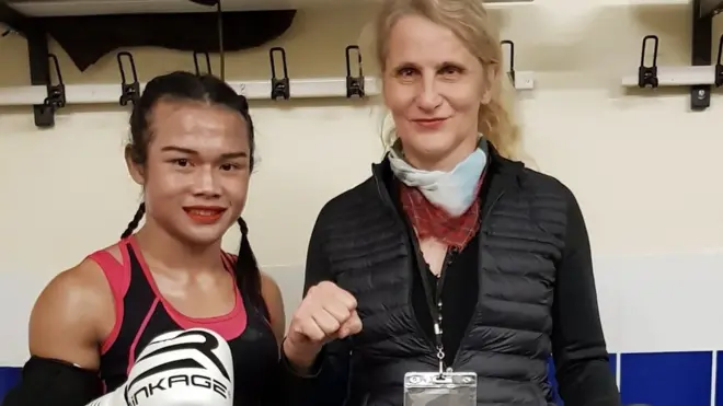 คริสตีน รูจมงต์ (ขวา) บอกว่าการขึ้นชกของน้องโรสปลุกกระแสการยอมรับคนข้ามเพศในวงการกีฬาฝรั่งเศส