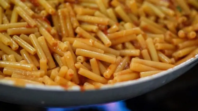 Setelah Perang Dunia Pertama, orang Italia di AS meniru proses pengeringan lambat Gragnano, tetapi mereka tidak dapat meniru rasanya.