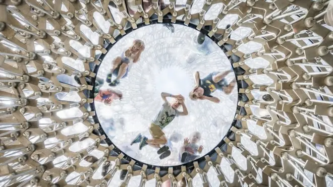 El Hive, diseñado por Wolfgan Buttres, es un edificio emblemático del Jardín Botánico de Londres. La foto de los ñiños es de Omar Kanipak.