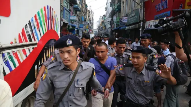 ဦးဝီရသူ ဟောပြောနေစဉ် လာရောက်နားထောင်သူတစ်ဦးက အမြင်သဘောထား မတူညီချက် တွေ ကို ပြန်လည် ပြောဆိုခဲ့တာကြောင့် ရုန်းရင်းဆန်ခတ်ဖြစ်ပွားတာပါ။