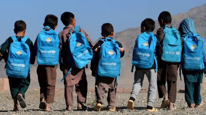 په ټول لوګر کې دا مهال ٣٢٠ ښوونیز مرکزونه فعال دي چې څه باندې ١٥٠ زره زده کوونکي په کې په زده کړې بوخت دي.