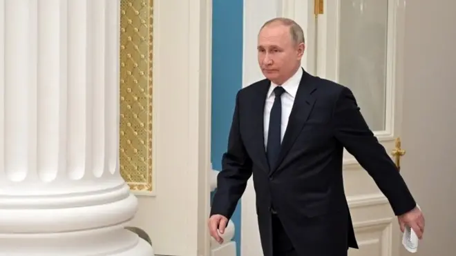 Tổng thống Nga Vladimir Putin bước vào hội trường trong cuộc gặp với các doanh nhân Nga tại Điện Kremlin ngày 24 tháng 2 năm 2022